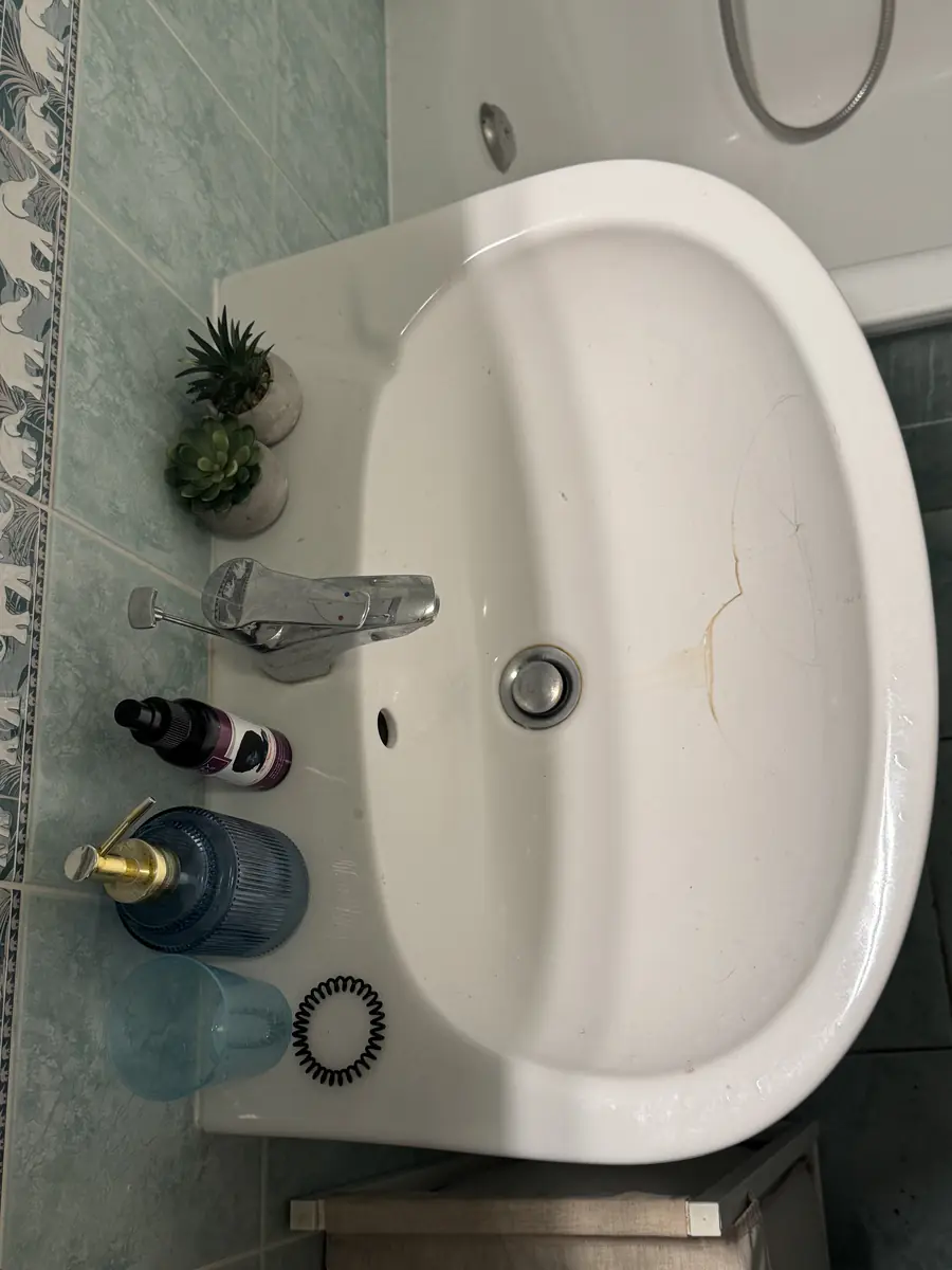 Washbasin and taps after cleaning