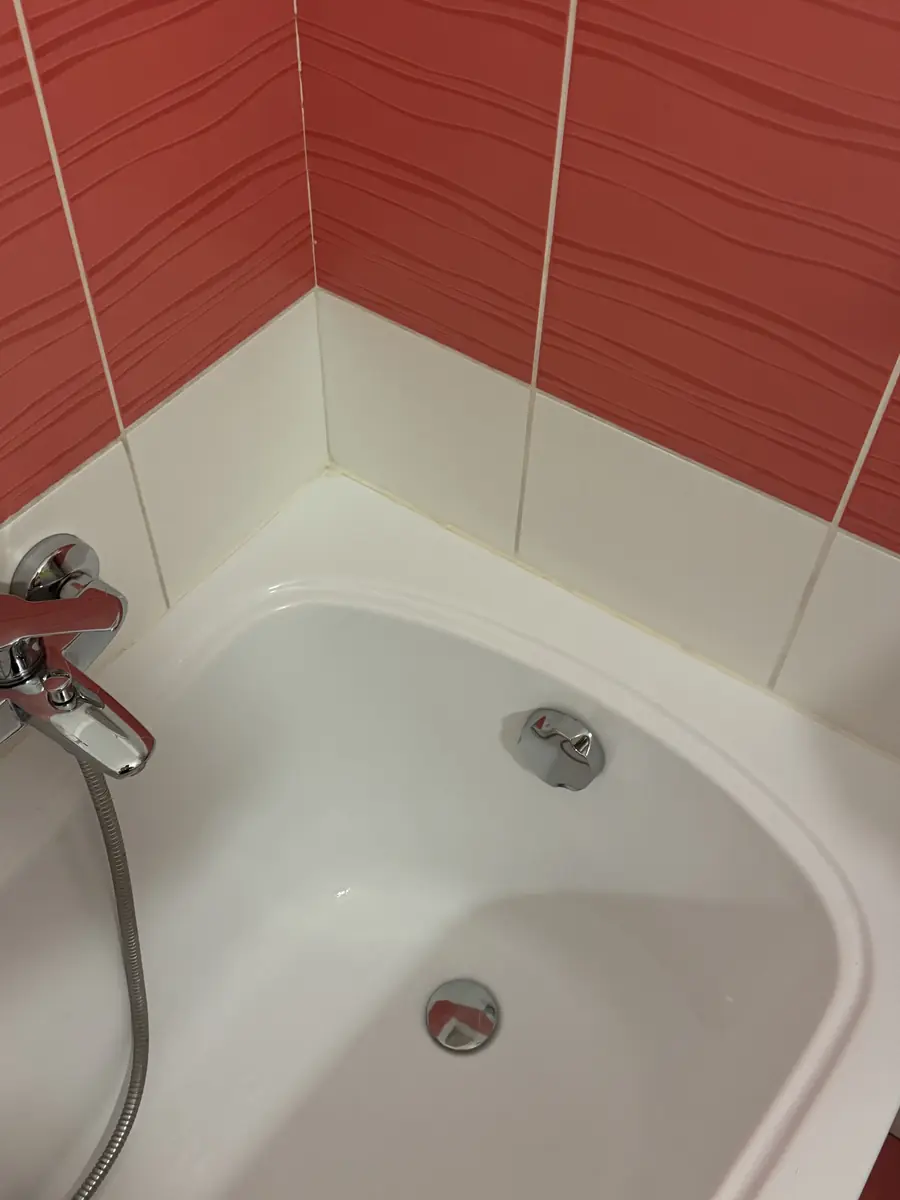 Bathtub and tiling after cleaning