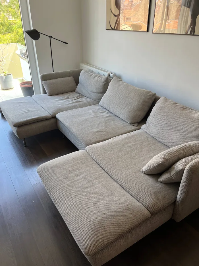 Vendégfogadásra kész kanapé Airbnb-váltótakarítás után Budapesten