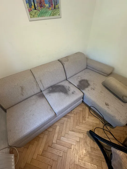 Világosszürke sarokkanapé nagy beszáradt foltokkal tisztítás előtt