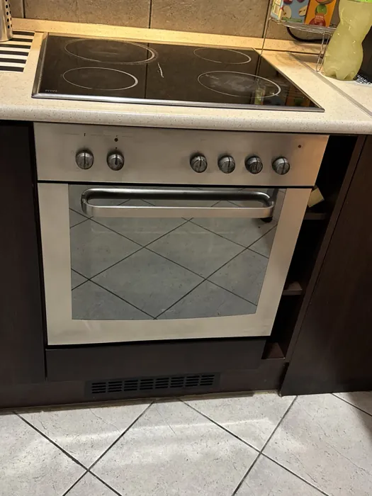 Ceramic hob and oven front after cleaning in a Budapest kitchen